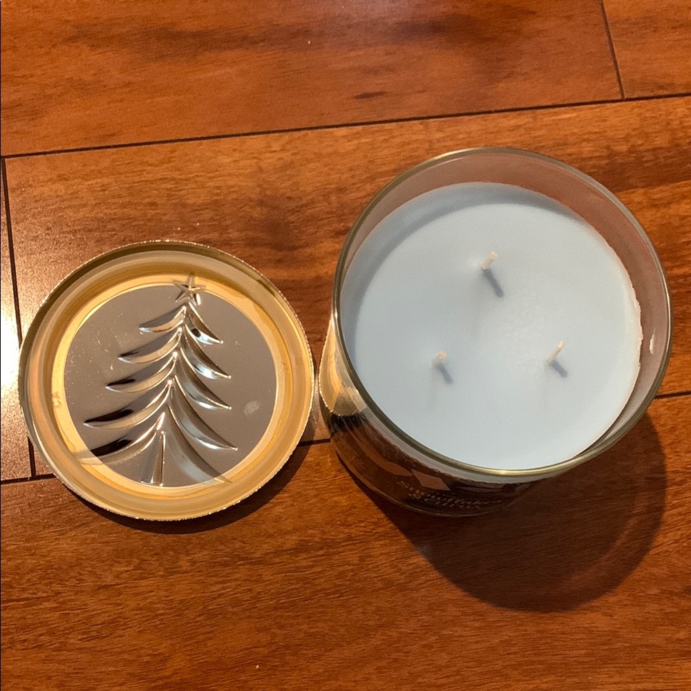 Bath & Body Works Snowflakes & Citrus Candle - Picture 4 of 7